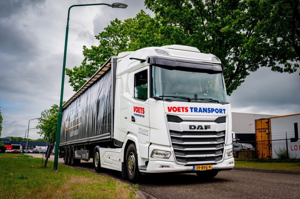 DAF trekker met huifoplegger van Voets Transport onderweg