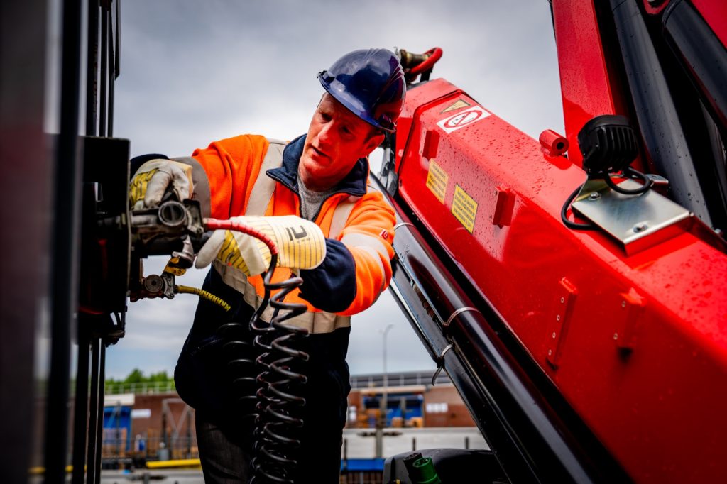 Chauffeur van Voets Transport bedient de laadkraan