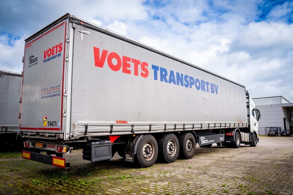 Oplegger van Voets Transport gezien vanaf de achterzijde