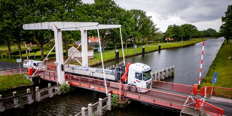 Vrachtwagen van Voets Transport rijdt over een brug